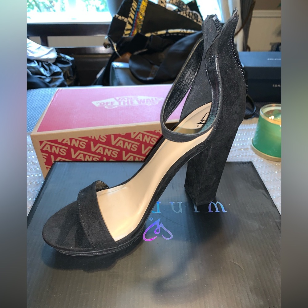 Black Windsor Heels
